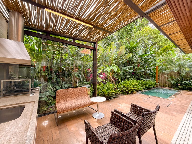 Casa de Alto Padr&atilde;o Condom&iacute;nio - Reformada, Sofisticada e Integrada &aacute; Natureza - VENDA  São Sebastião - 