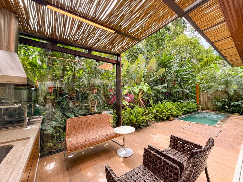 Casa de Alto Padr&atilde;o Condom&iacute;nio - Reformada, Sofisticada e Integrada &aacute; Natureza - VENDA  São Sebastião - 