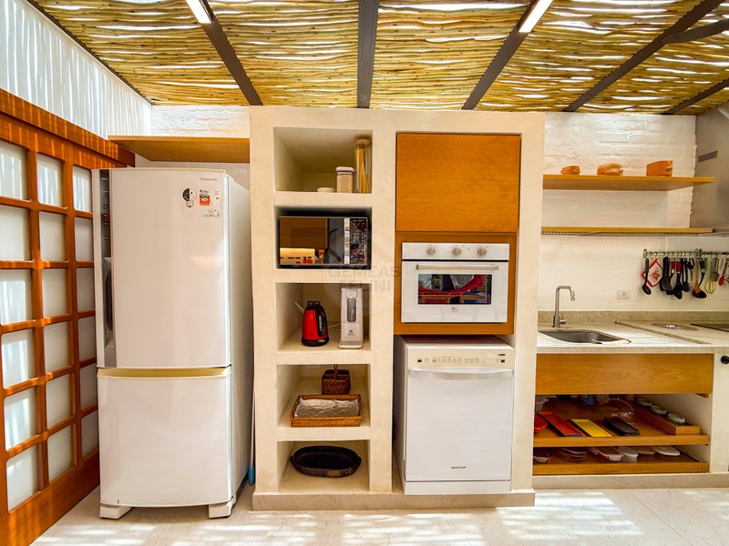 Casa de Alto Padr&atilde;o Condom&iacute;nio - Reformada, Sofisticada e Integrada &aacute; Natureza - VENDA  São Sebastião - 