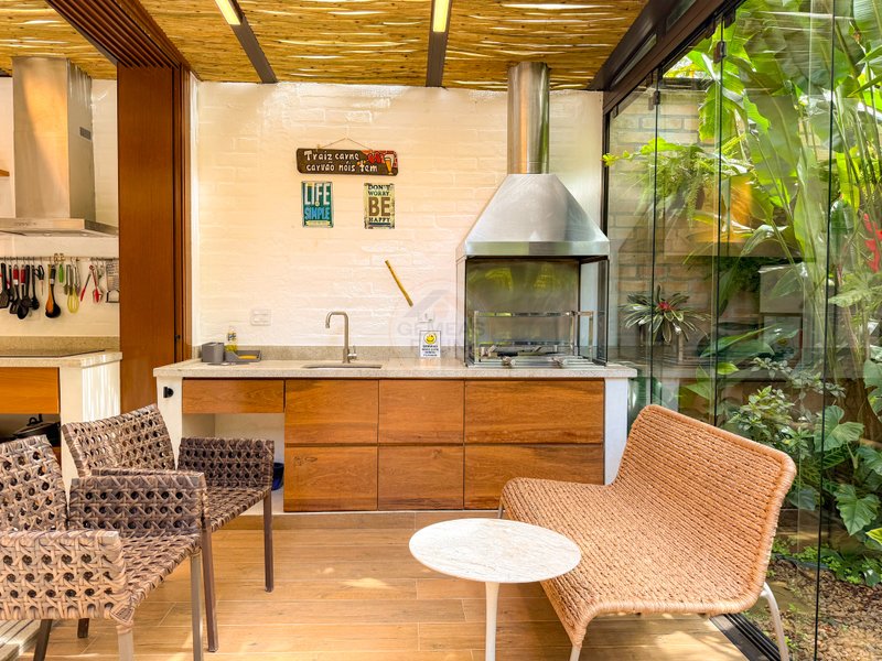 Casa de Alto Padr&atilde;o Condom&iacute;nio - Reformada, Sofisticada e Integrada &aacute; Natureza - VENDA  São Sebastião - 