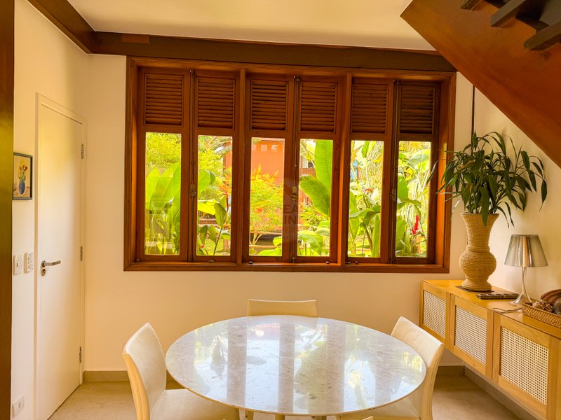 Casa de Alto Padr&atilde;o Condom&iacute;nio - Reformada, Sofisticada e Integrada &aacute; Natureza - VENDA  São Sebastião - 