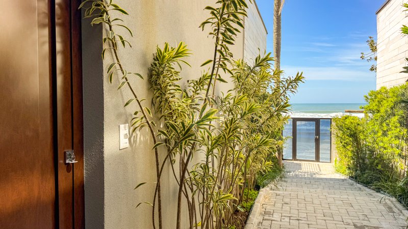 Casa Pé na Areia com Vista Privilegiada / 4 Suítes e Piscina Infinita - LOCAÇÃO DIÁRIA  São Sebastião - 