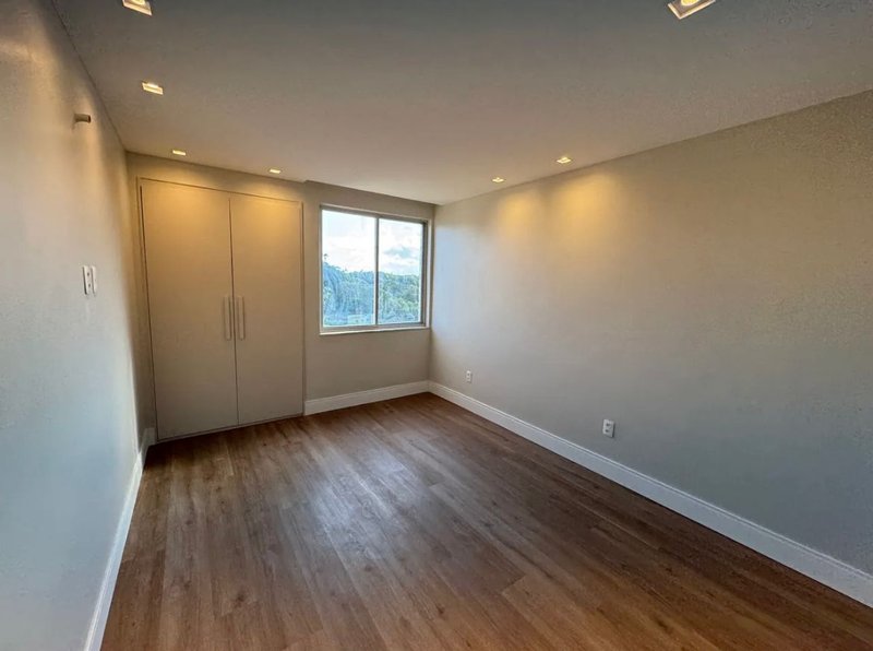 APARTAMENTO 3 QUARTOS UMA SUITE  COM  CLOSET 2 GARAGENS ANDAR ALTO PARA VENDA!!! Avenida Anita Garibaldi Salvador - 