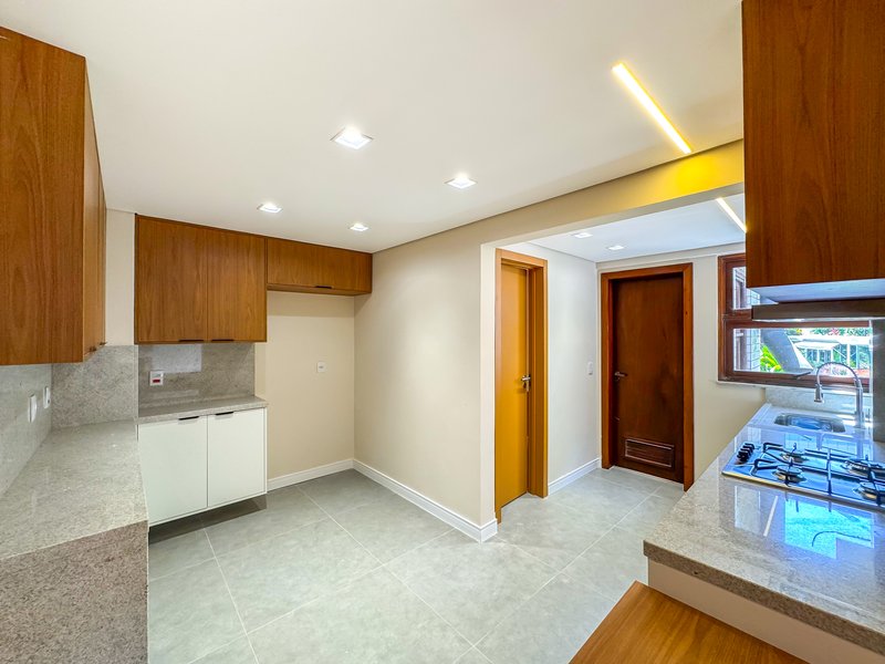 R$ 1.595.000 - &Oacute;TIMA COBERTURA DUPLEX - REFORMADA - 198M2 - 2 SU&Iacute;TES - 2 VAGAS Rua Anita Garibaldi Porto Alegre - 