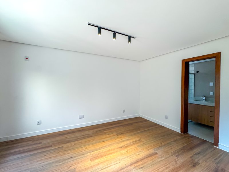 R$ 1.595.000 - &Oacute;TIMA COBERTURA DUPLEX - REFORMADA - 198M2 - 2 SU&Iacute;TES - 2 VAGAS Rua Anita Garibaldi Porto Alegre - 