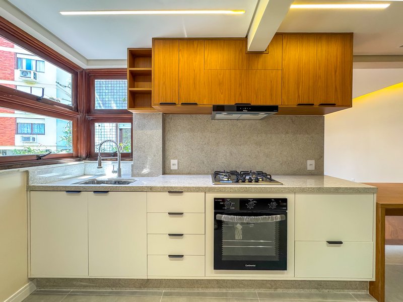 R$ 1.595.000 - &Oacute;TIMA COBERTURA DUPLEX - REFORMADA - 198M2 - 2 SU&Iacute;TES - 2 VAGAS Rua Anita Garibaldi Porto Alegre - 