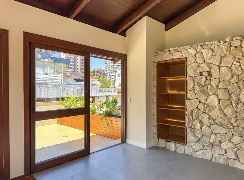 R$ 1.595.000 - &Oacute;TIMA COBERTURA DUPLEX - REFORMADA - 198M2 - 2 SU&Iacute;TES - 2 VAGAS Rua Anita Garibaldi Porto Alegre - 