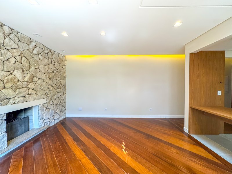 R$ 1.595.000 - &Oacute;TIMA COBERTURA DUPLEX - REFORMADA - 198M2 - 2 SU&Iacute;TES - 2 VAGAS Rua Anita Garibaldi Porto Alegre - 