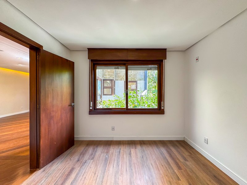 R$ 1.595.000 - &Oacute;TIMA COBERTURA DUPLEX - REFORMADA - 198M2 - 2 SU&Iacute;TES - 2 VAGAS Rua Anita Garibaldi Porto Alegre - 