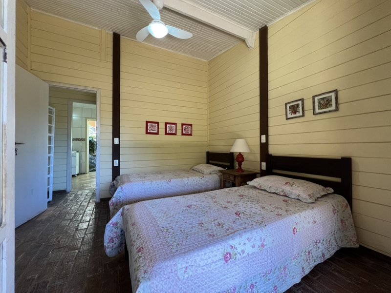 VENDE-SE CASA 4 QUARTOS - 220M2 - EXCELENTE OPORTUNIDADE DE TER SUA CASA EM ILHABELA!! Rua Projetada  Ilhabela - 