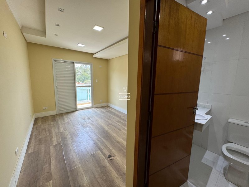 Sobrado em condom&iacute;nio fechado 4 dormit&oacute;rios sendo 1 su&iacute;te + 3 vagas de garagem  Guarulhos - 