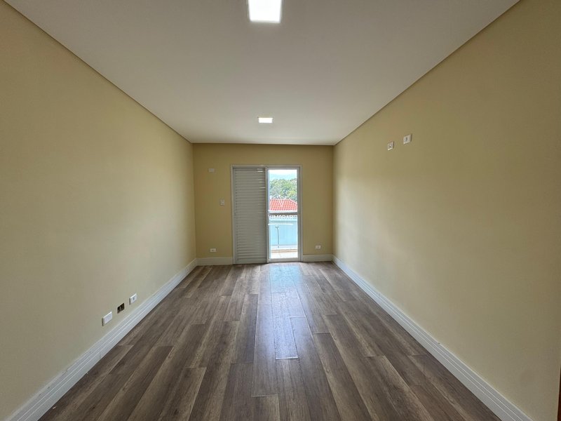 Sobrado em condom&iacute;nio fechado 4 dormit&oacute;rios sendo 1 su&iacute;te + 3 vagas de garagem  Guarulhos - 