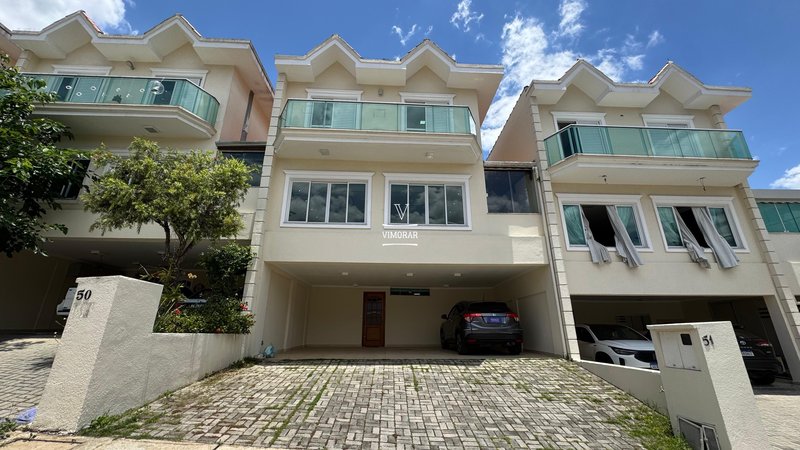 Sobrado em condom&iacute;nio fechado 4 dormit&oacute;rios sendo 1 su&iacute;te + 3 vagas de garagem  Guarulhos - 