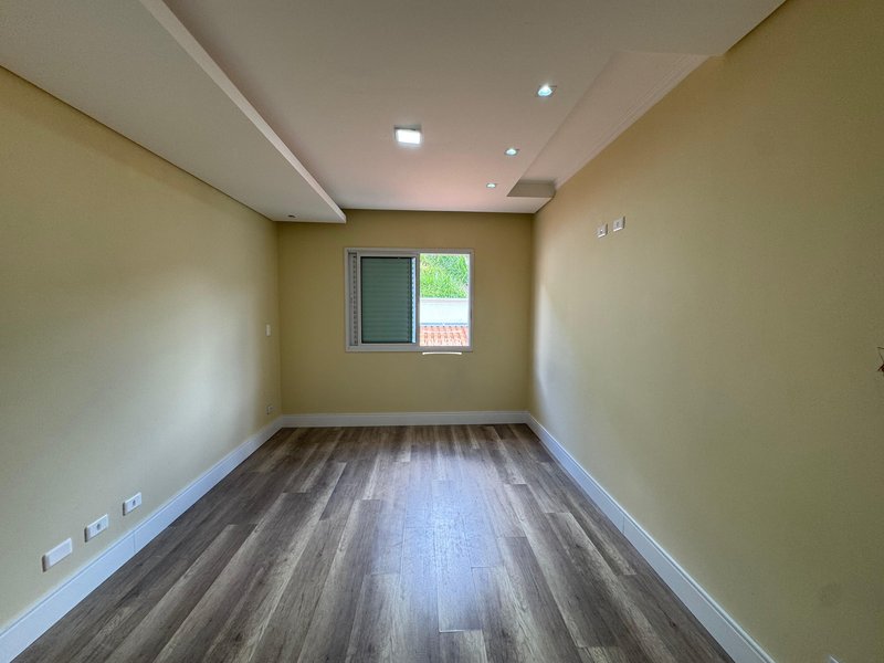 Sobrado em condom&iacute;nio fechado 4 dormit&oacute;rios sendo 1 su&iacute;te + 3 vagas de garagem  Guarulhos - 