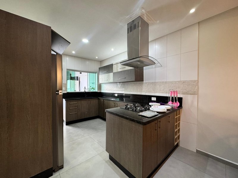 Casa 3 dormit&oacute;rios sendo 1 su&iacute;te + &aacute;rea gourmet com piscina  Itaquaquecetuba - 