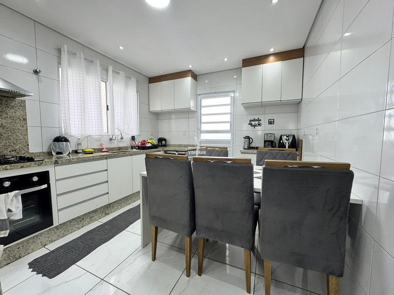 Sobrado 2 dormit&oacute;rios + 2 vagas de garagem  Itaquaquecetuba - 