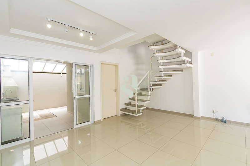 Sobrado &agrave; venda em Santa Felicidade &ndash; 104 m&sup2; | 3 quartos (1 su&iacute;te) | 1 vaga Rua Daniel Cesário Pereira Curitiba - 