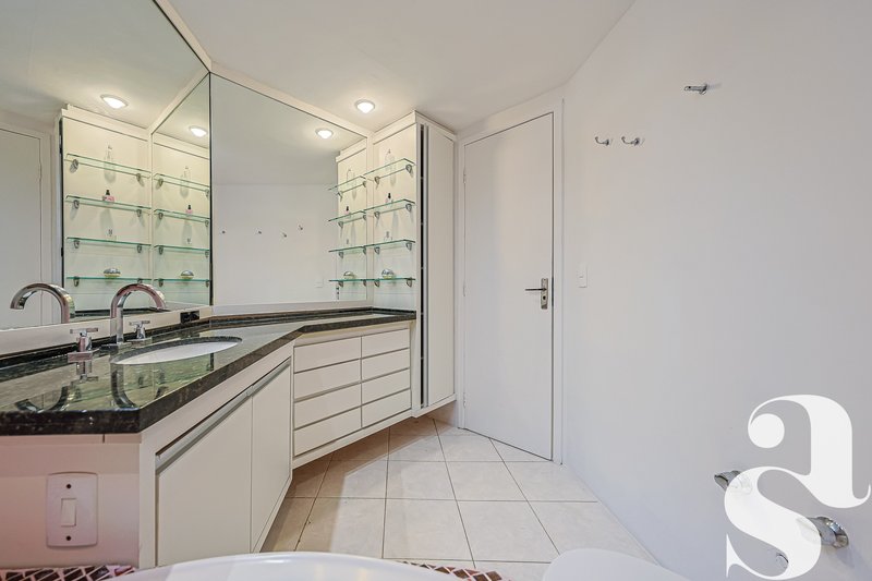 Apartamento &agrave; venda no Cabral &ndash; 111 m&sup2; | 3 quartos (1 su&iacute;te) | 1 vaga - R$795.000,00 Avenida Anita Garibaldi Curitiba - 