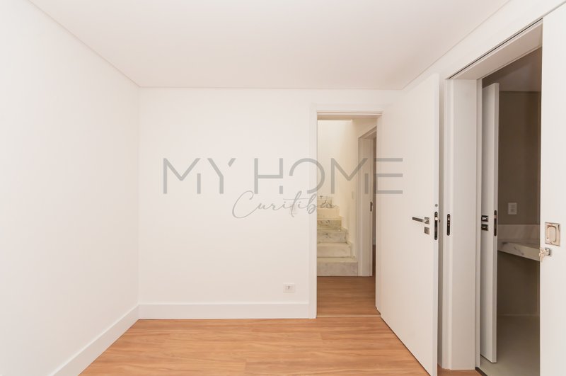 Casa em condomínio à venda nas Mercês Rua Paulo Martins Curitiba - 