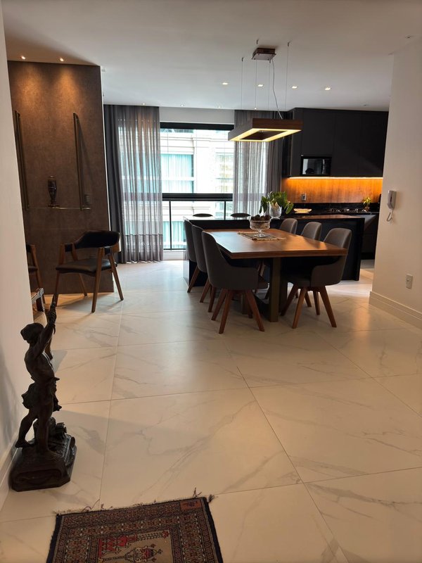 Lindo apartamento mobiliado a 450 m do mar localizado em Meia Praia Rua 286 Itapema - 