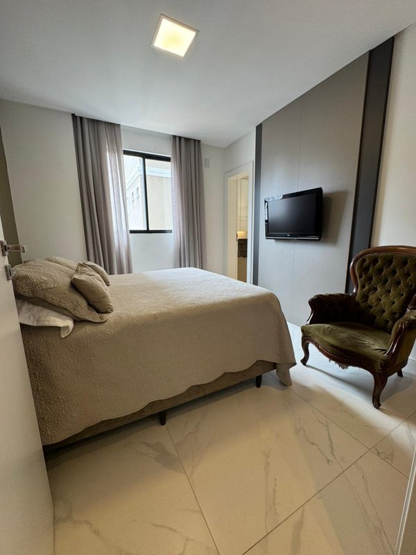 Lindo apartamento mobiliado a 450 m do mar localizado em Meia Praia Rua 286 Itapema - 