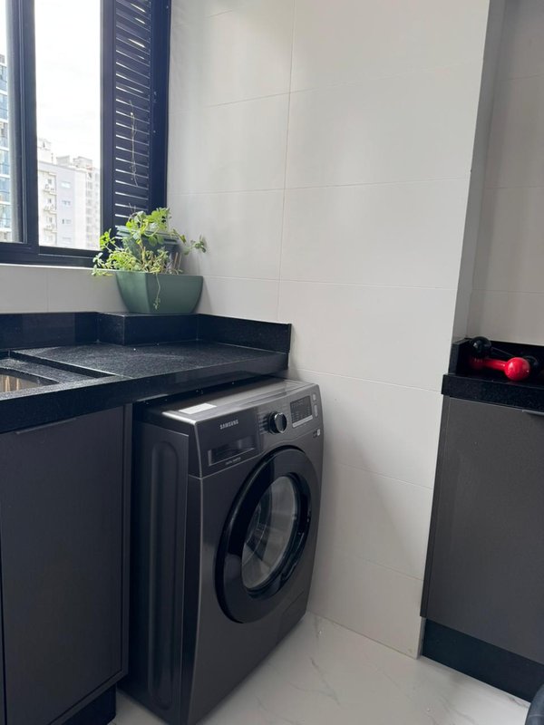 Lindo apartamento mobiliado a 450 m do mar localizado em Meia Praia Rua 286 Itapema - 