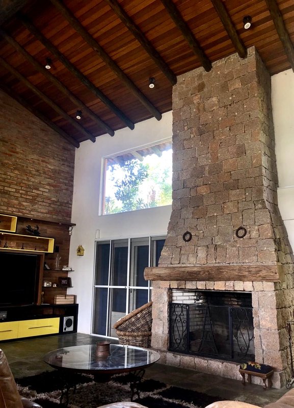 R$ 4.000.000 - PORTEIRA FECHADA - ESPETACULAR S&Iacute;TIO CLUBE COM RESID&Ecirc;NCIA DE ALTO PADR&Atilde;O Estrada do Rincão Porto Alegre - 