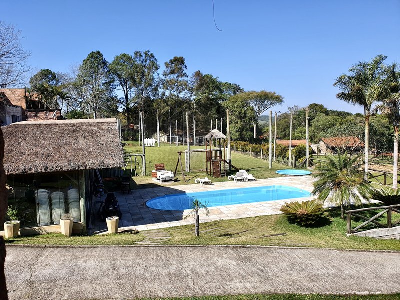 R$ 4.000.000 - PORTEIRA FECHADA - ESPETACULAR S&Iacute;TIO CLUBE COM RESID&Ecirc;NCIA DE ALTO PADR&Atilde;O Estrada do Rincão Porto Alegre - 