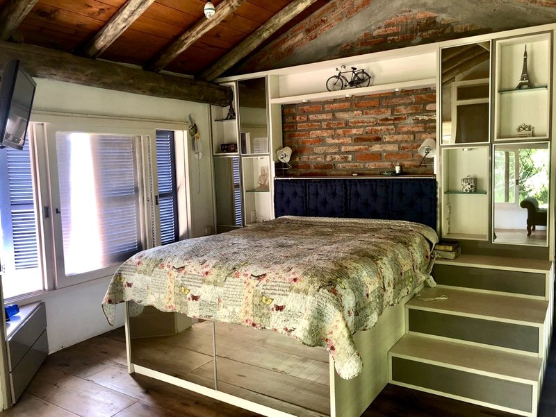 R$ 4.000.000 - PORTEIRA FECHADA - ESPETACULAR S&Iacute;TIO CLUBE COM RESID&Ecirc;NCIA DE ALTO PADR&Atilde;O Estrada do Rincão Porto Alegre - 