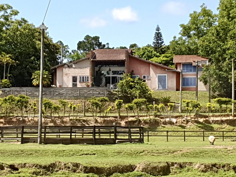 R$ 4.000.000 - PORTEIRA FECHADA - ESPETACULAR S&Iacute;TIO CLUBE COM RESID&Ecirc;NCIA DE ALTO PADR&Atilde;O Estrada do Rincão Porto Alegre - 