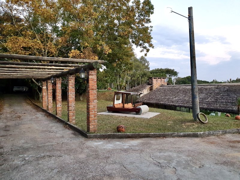 R$ 4.000.000 - PORTEIRA FECHADA - ESPETACULAR S&Iacute;TIO CLUBE COM RESID&Ecirc;NCIA DE ALTO PADR&Atilde;O Estrada do Rincão Porto Alegre - 