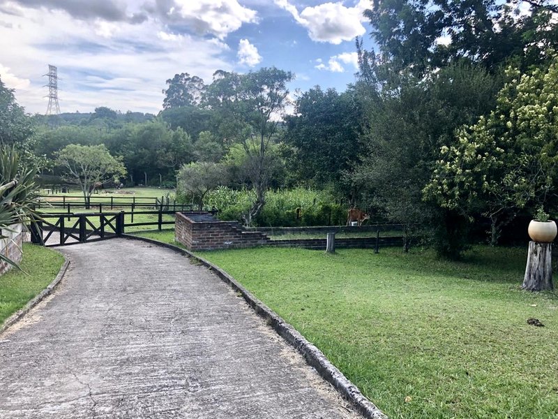 R$ 4.000.000 - PORTEIRA FECHADA - ESPETACULAR S&Iacute;TIO CLUBE COM RESID&Ecirc;NCIA DE ALTO PADR&Atilde;O Estrada do Rincão Porto Alegre - 