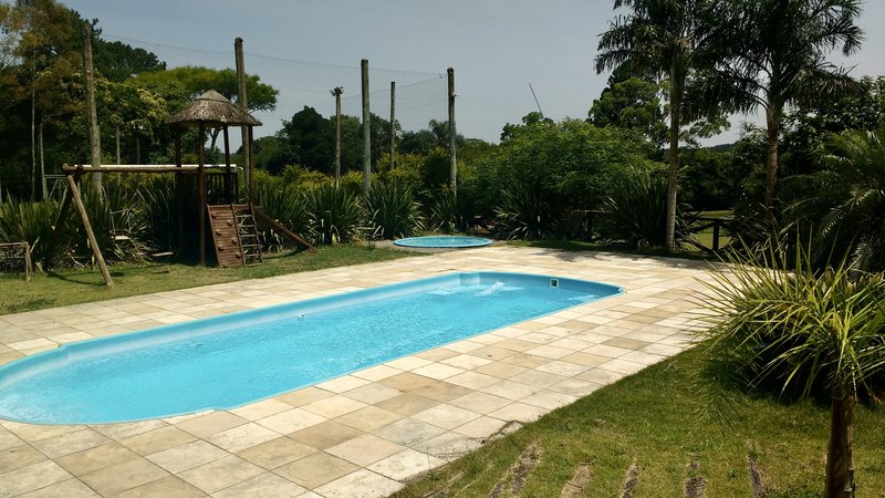 R$ 4.000.000 - PORTEIRA FECHADA - ESPETACULAR S&Iacute;TIO CLUBE COM RESID&Ecirc;NCIA DE ALTO PADR&Atilde;O Estrada do Rincão Porto Alegre - 