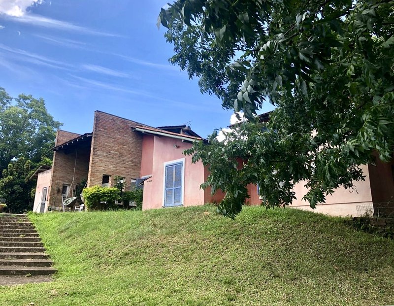 R$ 4.000.000 - PORTEIRA FECHADA - ESPETACULAR S&Iacute;TIO CLUBE COM RESID&Ecirc;NCIA DE ALTO PADR&Atilde;O Estrada do Rincão Porto Alegre - 