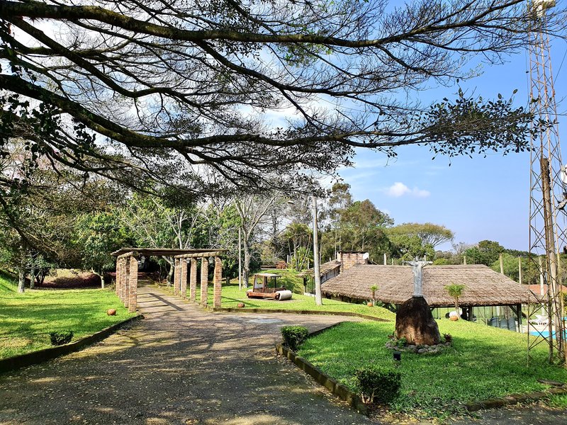 R$ 4.000.000 - PORTEIRA FECHADA - ESPETACULAR S&Iacute;TIO CLUBE COM RESID&Ecirc;NCIA DE ALTO PADR&Atilde;O Estrada do Rincão Porto Alegre - 