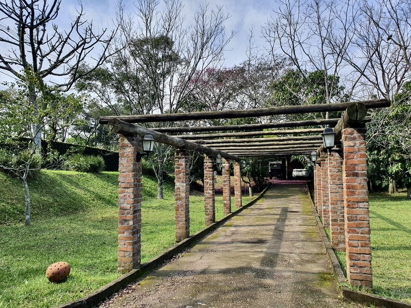 R$ 4.000.000 - PORTEIRA FECHADA - ESPETACULAR S&Iacute;TIO CLUBE COM RESID&Ecirc;NCIA DE ALTO PADR&Atilde;O Estrada do Rincão Porto Alegre - 