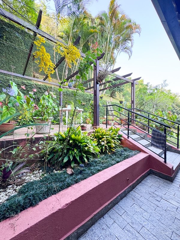 Residência  térrea em condominio fechado com casa de hóspedes Rua Tomi Saburo Yamamoto Arujá - 