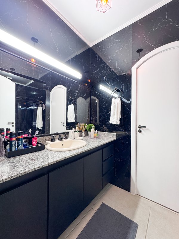 Residência  térrea em condominio fechado com casa de hóspedes Rua Tomi Saburo Yamamoto Arujá - 