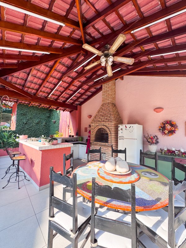 Residência  térrea em condominio fechado com casa de hóspedes Rua Tomi Saburo Yamamoto Arujá - 