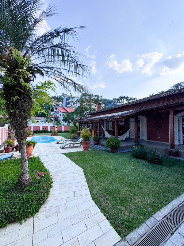 Residência  térrea em condominio fechado com casa de hóspedes Rua Tomi Saburo Yamamoto Arujá - 