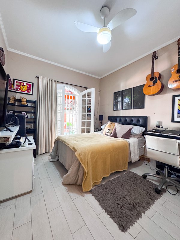 Residência  térrea em condominio fechado com casa de hóspedes Rua Tomi Saburo Yamamoto Arujá - 