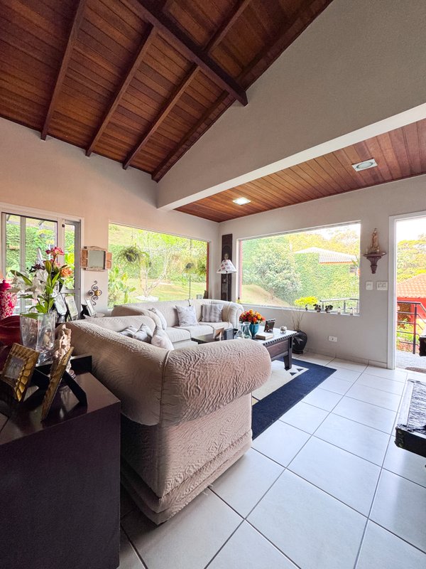 Residência  térrea em condominio fechado com casa de hóspedes Rua Tomi Saburo Yamamoto Arujá - 