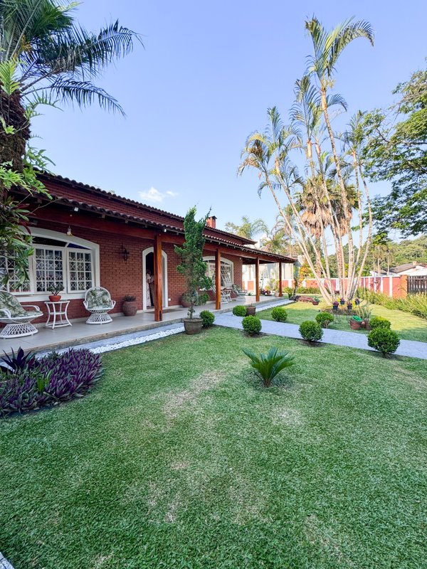 Residência  térrea em condominio fechado com casa de hóspedes Rua Tomi Saburo Yamamoto Arujá - 