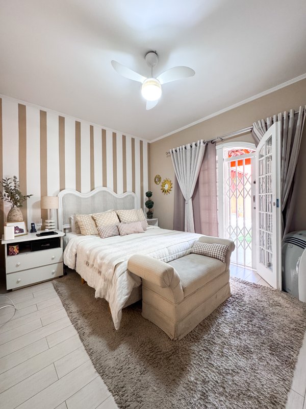 Residência  térrea em condominio fechado com casa de hóspedes Rua Tomi Saburo Yamamoto Arujá - 