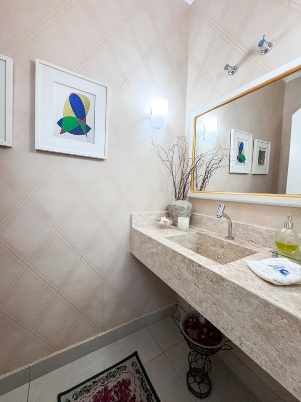 Residência  térrea em condominio fechado com casa de hóspedes Rua Tomi Saburo Yamamoto Arujá - 