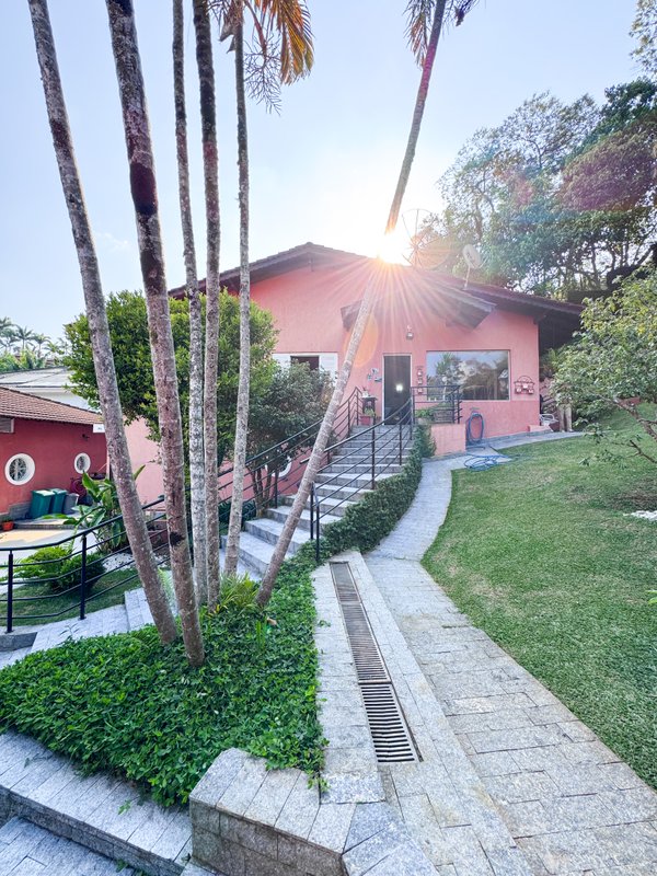 Residência  térrea em condominio fechado com casa de hóspedes Rua Tomi Saburo Yamamoto Arujá - 