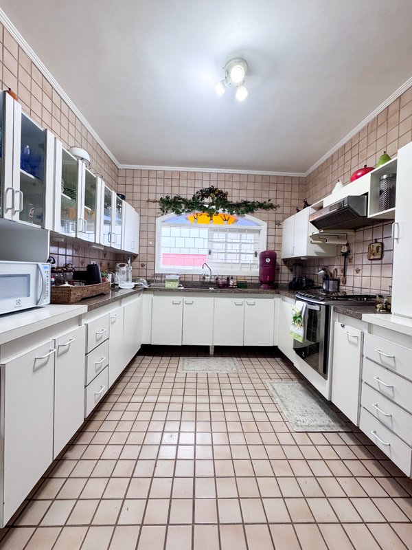 Residência  térrea em condominio fechado com casa de hóspedes Rua Tomi Saburo Yamamoto Arujá - 