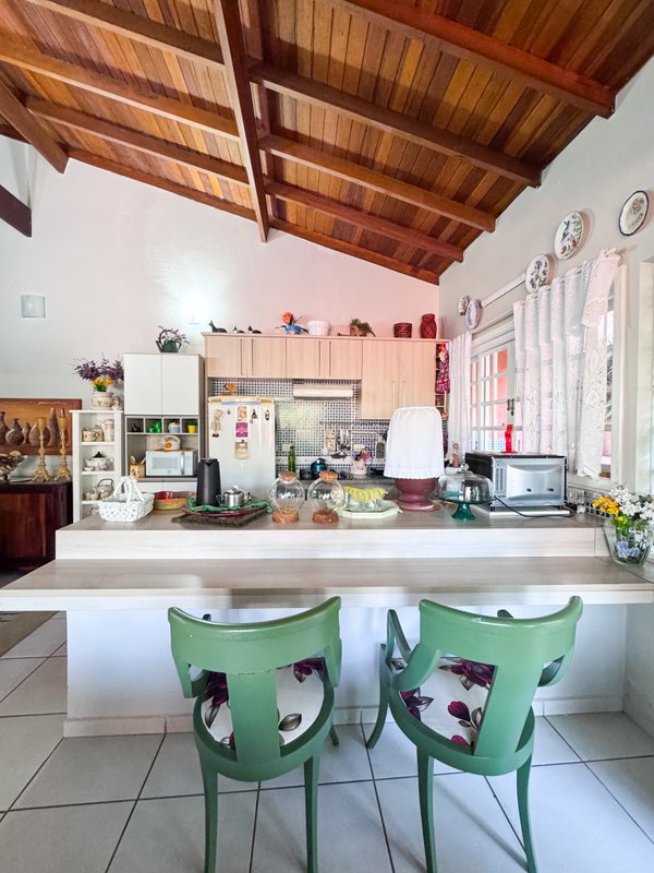 Residência  térrea em condominio fechado com casa de hóspedes Rua Tomi Saburo Yamamoto Arujá - 