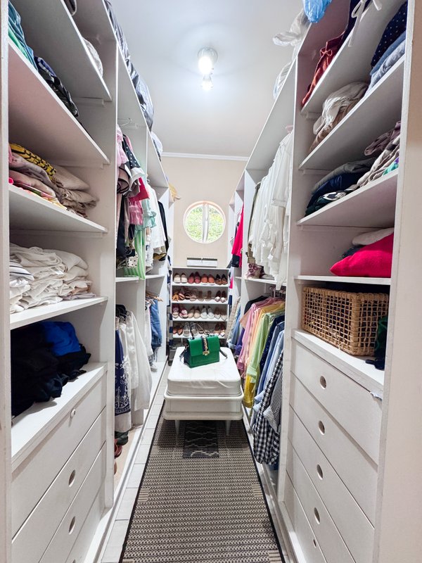 Residência  térrea em condominio fechado com casa de hóspedes Rua Tomi Saburo Yamamoto Arujá - 