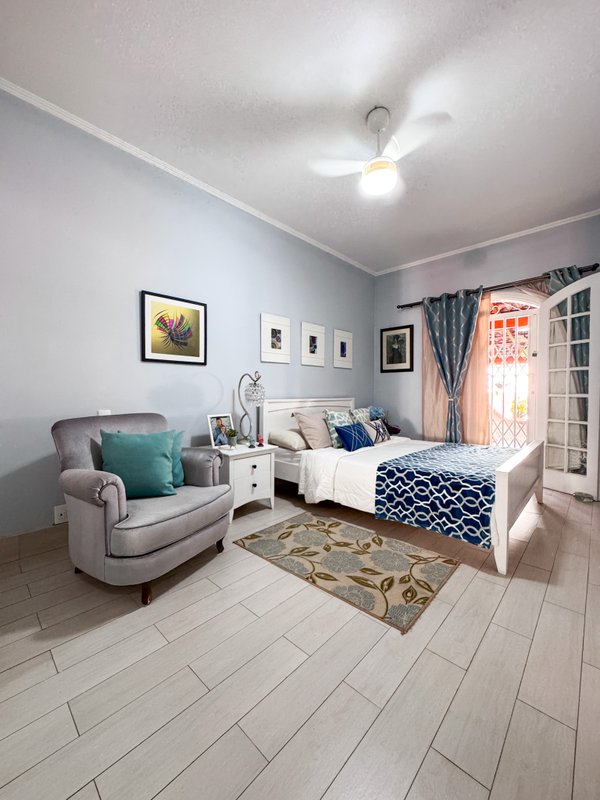 Residência  térrea em condominio fechado com casa de hóspedes Rua Tomi Saburo Yamamoto Arujá - 